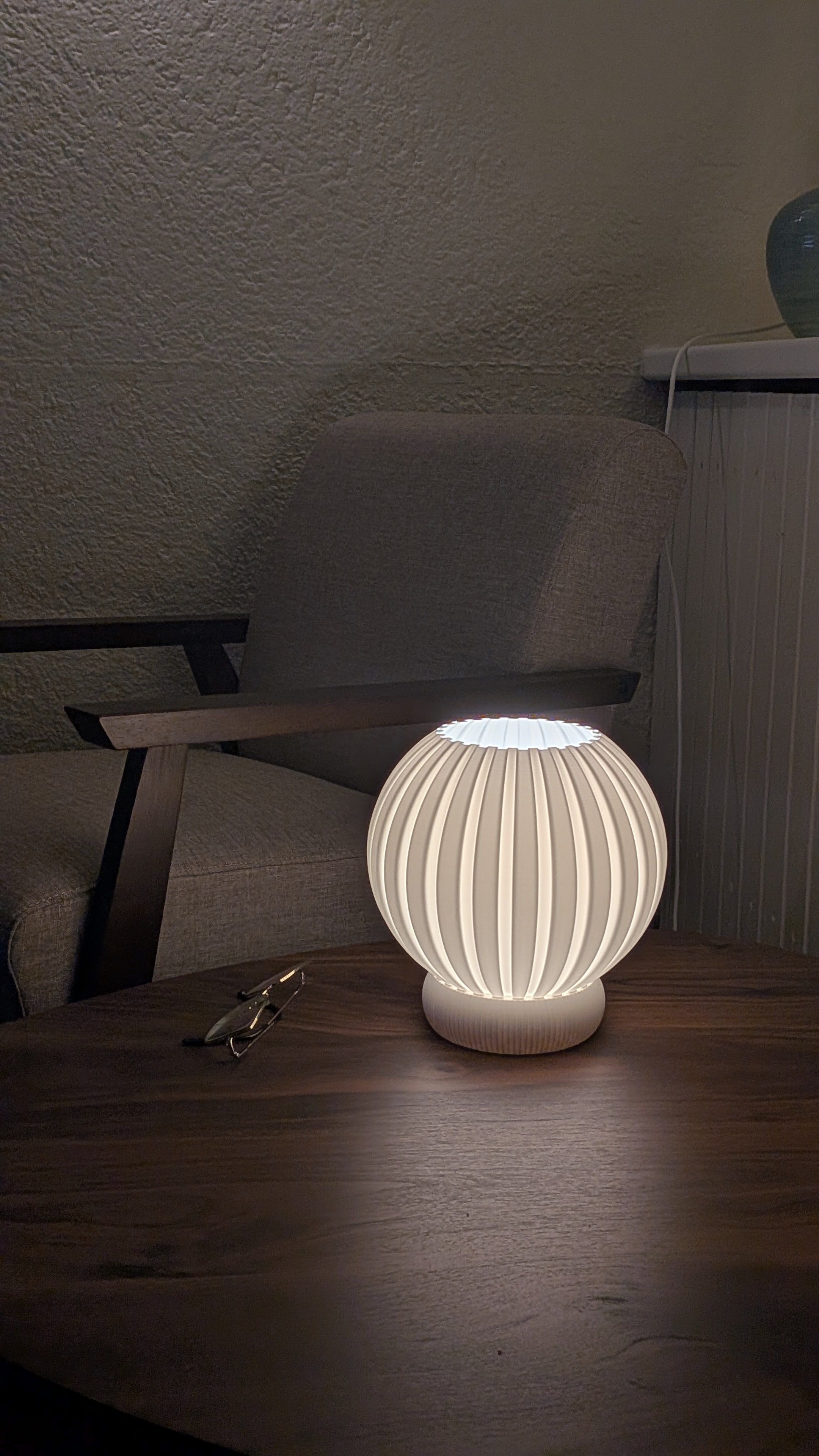 Glune table lamp lifestyle photo, warm home lighting